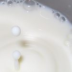 Odżywcza i nawilżająca kąpiel mleku, serwatce, czy olejkach eterycznych